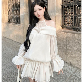 JENNYCLOSET ® Váy cổ yếm đính lông vũ cao cấp , Đầm trễ vai đính đá tay hoa ngọc cao cấp,chất liệu voan tơ ( có kèm quần