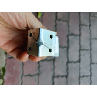 Ke góc vuông đều 4 lỗ