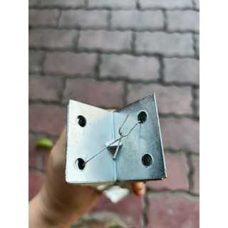 Ke góc vuông đều 4 lỗ