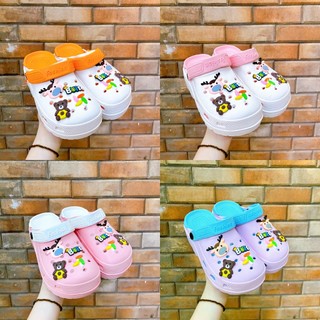 Dép nữ bít mũi đế bằng chất nhựa mềm sẵn sticker gấu và chong chóng - tt593