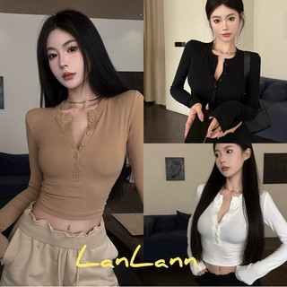 Áo thun croptop gân tăm cổ tròn cài nút tay dài - lanlann