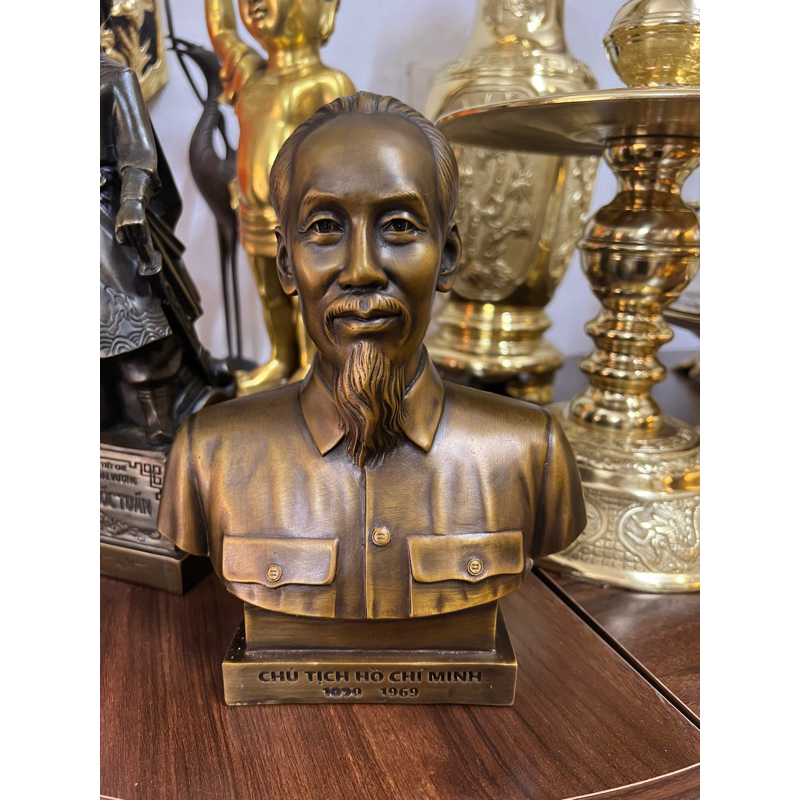 Tượng Bác Hồ bằng đồng vàng.