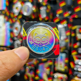 Tem titan mèo thần tài đường kính hình tròn có sẵn keo dán 3M đỏ loại tốt chống bị bong tróc