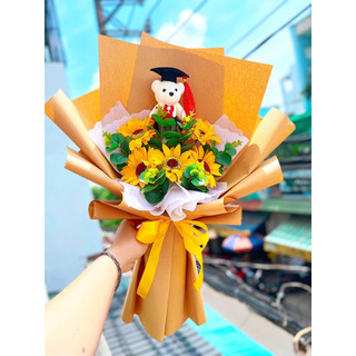 [Quà tặng] Bó hoa sáp 5 bông hướng dương kèm gấu tốt nghiệp - Món quà làm quà tặng tốt nghiệp, chụp kỷ yếu.