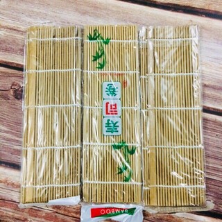 Mành tre cuộn cơm kimbap (cơm cuộn)