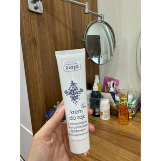  Kem dưỡng da tay Zia.ja với protein tơ tằm và vitamin B5 giúp làm mềm da và bảo vệ móng 