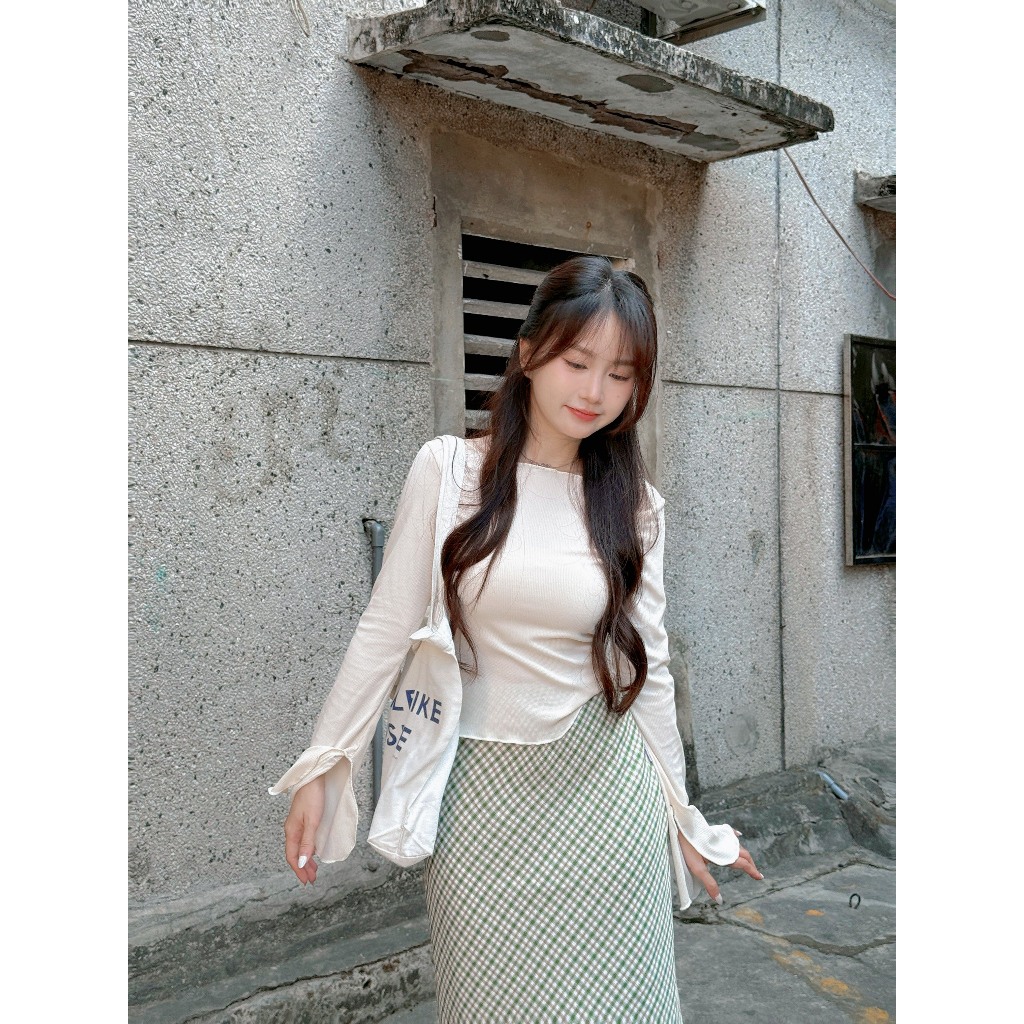 Áo kiểu tay dài nữ VMSTYLE form ôm ống tay loe trễ vai lai cuốn biên trơn đi học, đi chơi ATU00576