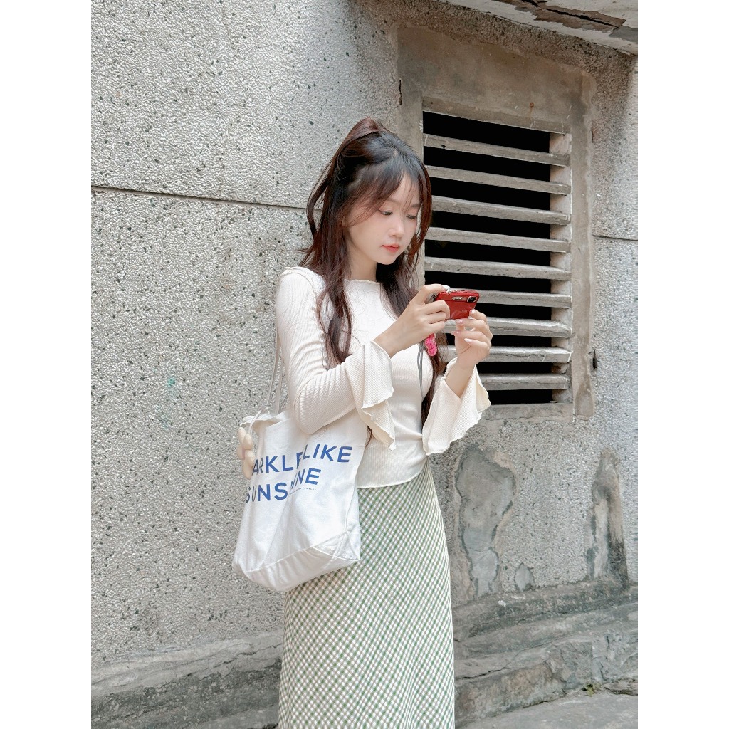 Áo kiểu tay dài nữ VMSTYLE form ôm ống tay loe trễ vai lai cuốn biên trơn đi học, đi chơi ATU00576