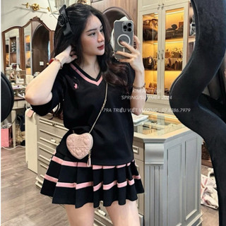 Sét Đồ Nữ Áo Thêu Ngựa Cổ V Phối Màu Bo Dệt Ngắn Tay Mix Chân Váy Xếp Ly Lé Viền Màu Có Quần Trong Freesize B42