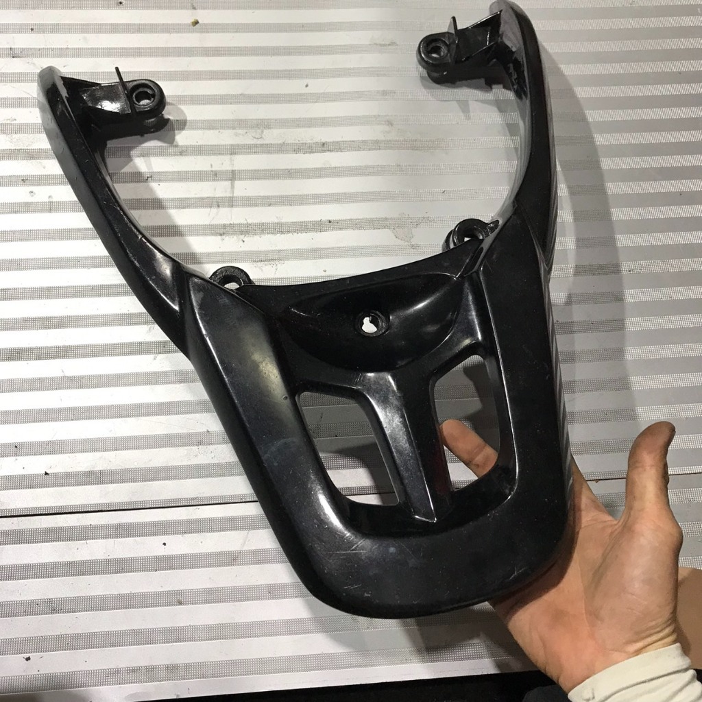 Tay sách sau, hàng zin tháo xe SYM Shark 125 kiểu dáng SH