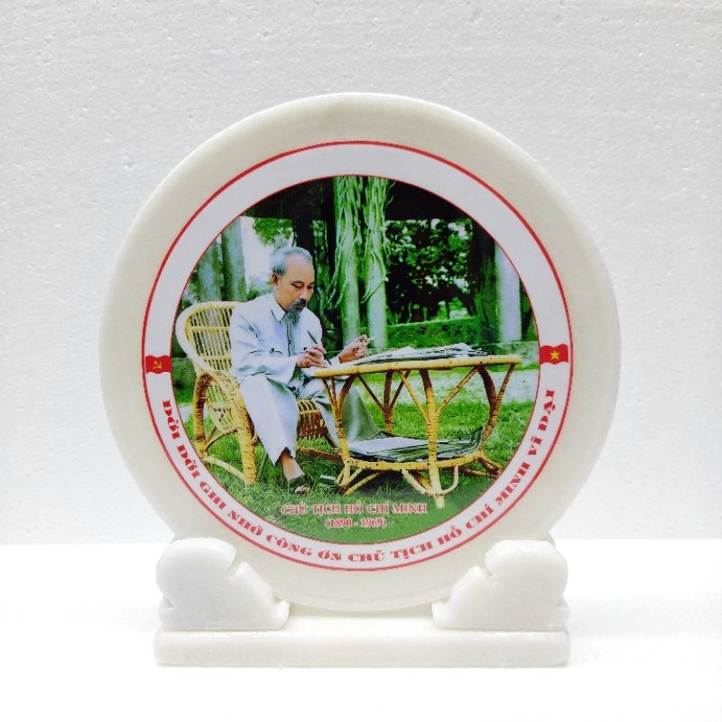 Ảnh Bác Hồ Ngồi Ghế Mây 25cm