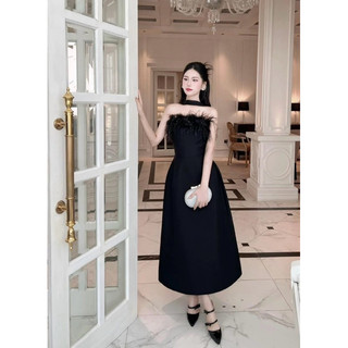 Đầm cup xoè đính lông vũ