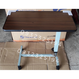 Bàn ăn di động trên giường bệnh có bánh xe