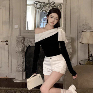 Áo thun gân lệch vai viền lụa