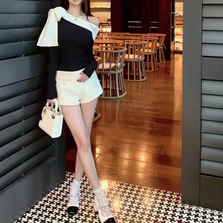 Áo thun gân lệch vai viền lụa