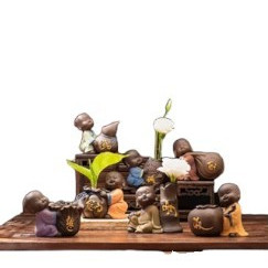 Chú tiểu trồng cây màu nâu đen.hàng bao bể.