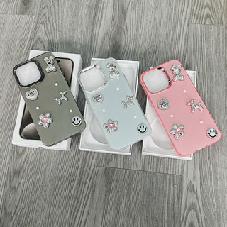 Ốp lưng nhám ti tan viền camera kim loại MORE BỘ CHARM ĐÍNH NGỌC GẤU B.BRICK KIM LOẠI cạnh vuông cho 7 đến 15promax