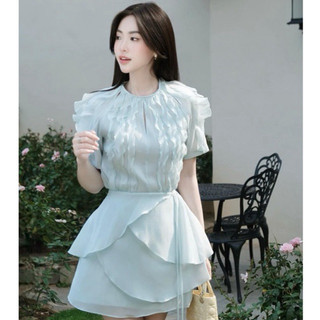 JENNYCLOSET ®  SET 2 CHI TIẾT : Áo sơ mi tay ngắn phối bèo kiểu nữ mix chân váy chữ A tầng ,chất liệu voan tơ cao cấp