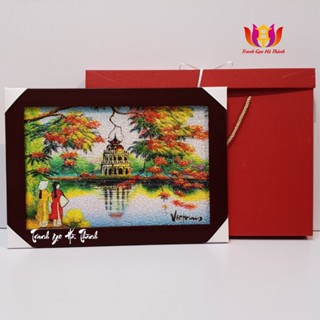 Tranh gạo để bàn Hồ Gươm HÀ THÀNH, có chân chống để bàn, tặng 1 hộp đựng tranh cao cấp.