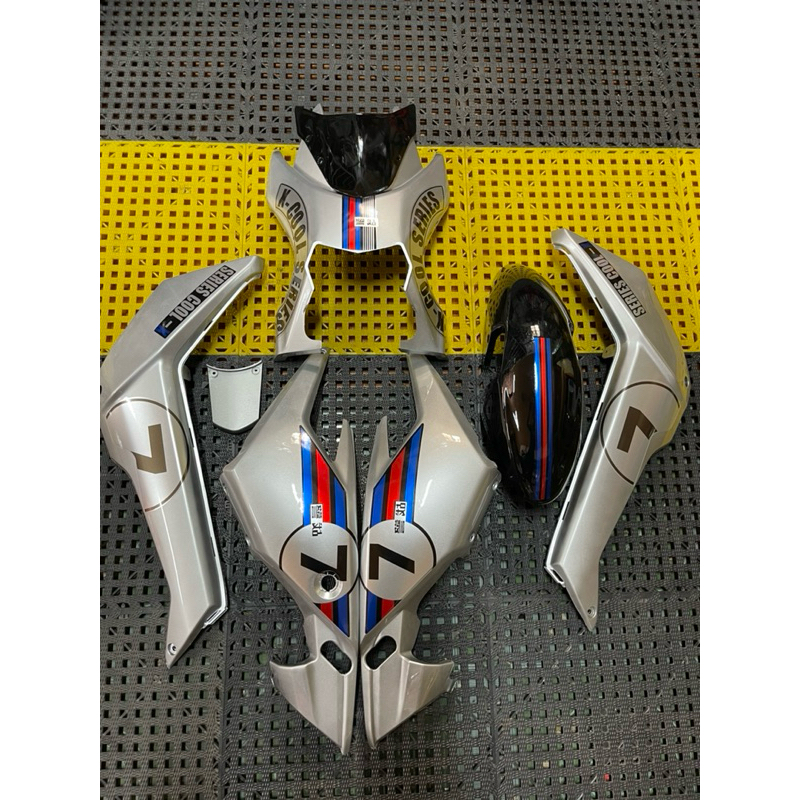  Nhựa bạc 8 món xe điện Xmen dán sẵn tem hổ tem chỉ đỏ tem số 7 tem cờ ý,...... 