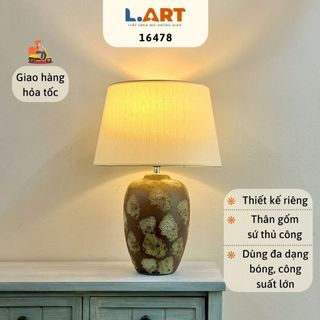 Đèn bàn phòng khách LART 16478  thân chum nâu họa tiết nổi phù hợp mọi không gian thêm ấn tượng và cổ điển