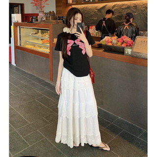 Set áo thun đen đính nơ caro đỏ + chân váy midi trắng