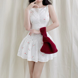 Đầm kate thô thêu hoa
