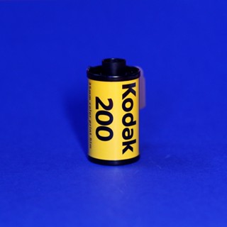 Film chụp ảnh outdate Kodak Gold 200