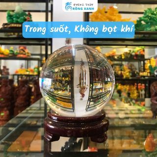 Quả cầu pha lê trong suốt, biểu tượng sự sang trọng mang đến vận may, đặt ở phòng khách bàn làm việc