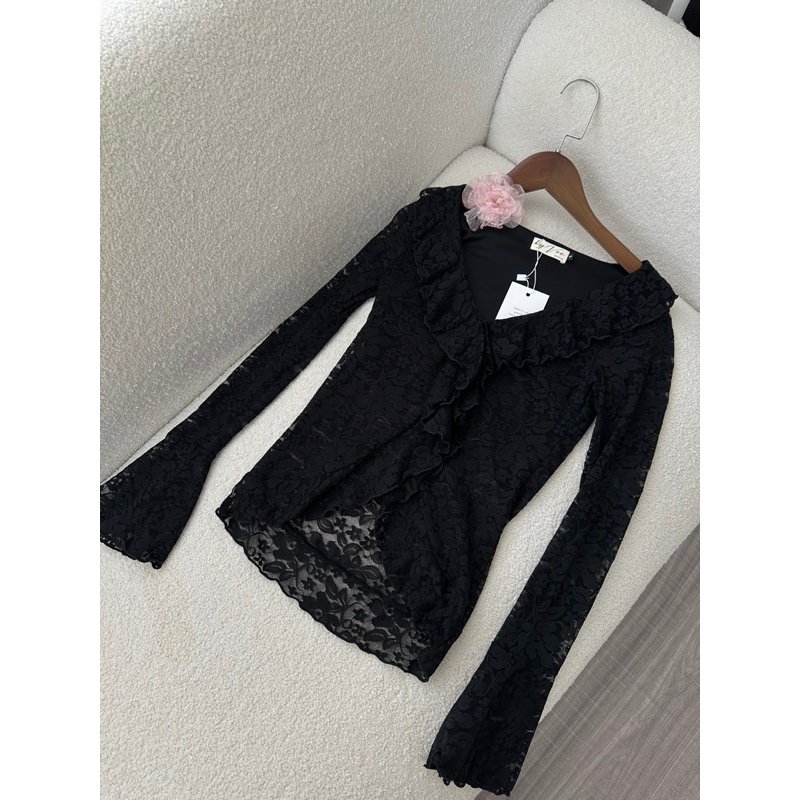 Áo ren đen bèo cổ tay nơ - ByVeeStyle