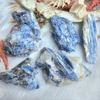 đá thô cụm xanh kyanite lấp lánh