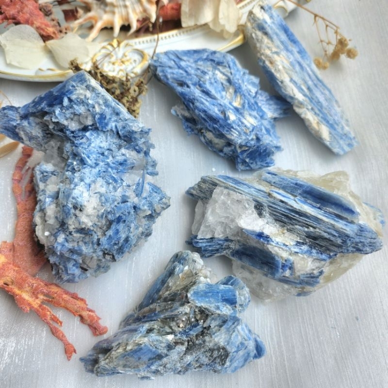 đá thô cụm xanh kyanite lấp lánh