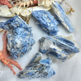 Đá thô cụm xanh kyanite lấp lánh