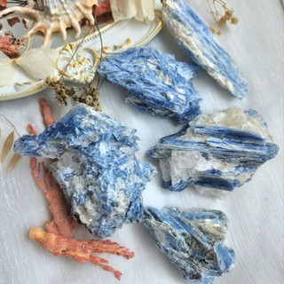 đá thô cụm xanh kyanite lấp lánh