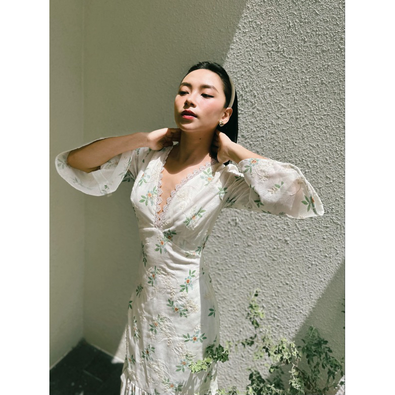 đầm cỗ V dáng đuôi cá tay loe