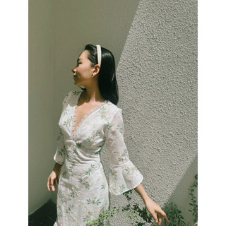 đầm cỗ V dáng đuôi cá tay loe
