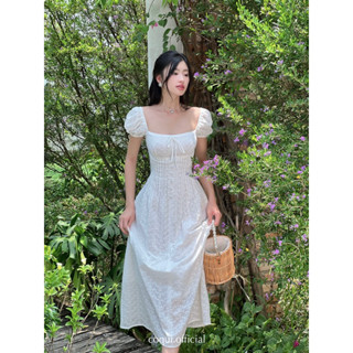 COQUI - Váy trắng xếp li tay phồng cổ U cột nơ tiểu thư vải thô thêu hoa Vanessa Dress