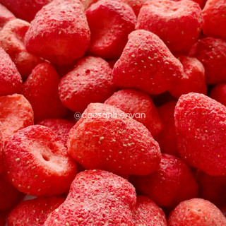  300g Dâu tây sấy giòn ăn vặt thơm ngon giòn rụm nguyên trái không đường 