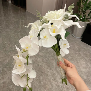 Bó hoa cầm tay hoa lan thác đổ l0012
