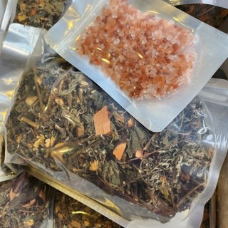 Lá Thảo Mộc Ngâm Chân Loại 500 gr( tặng muối hồng 100gr)