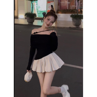 Set áo đen tay dài chân váy xếp ly trắng