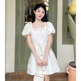 Đầm Váy Tafta Tay Bồng Đính Hoa To Dáng Suông Khoét Vai Màu Trắng Sang Trọng Nữ Tính