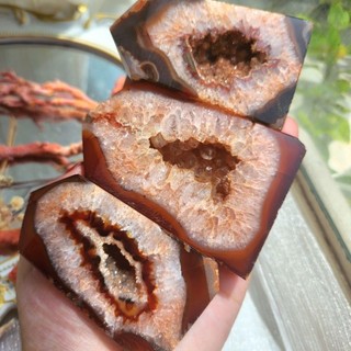 Trụ đá mã não đỏ có hốc druzy carnelian agate