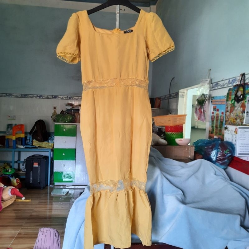 new đầm đuôi cá sẻ phía sau zara