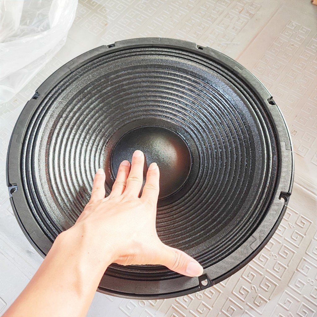 xả kho . bass 40 RCF - bass 4 tấc từ 190 coil 76 RCF đít lồi cáo cấp , chât âm hay , uy lực full đều