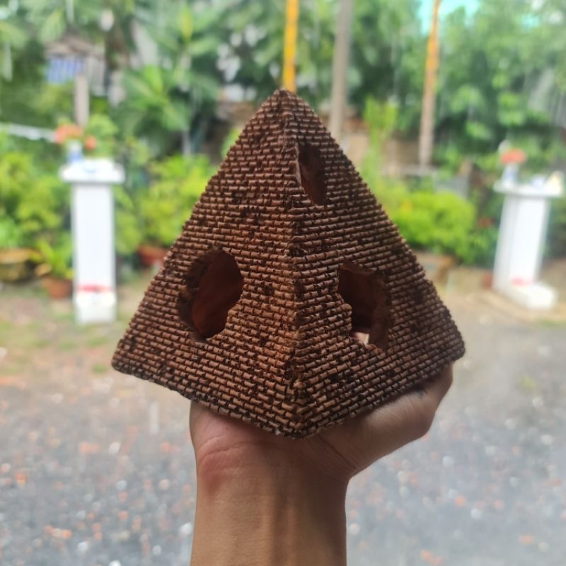 mô hình kim tự tháp trang trí bể cá