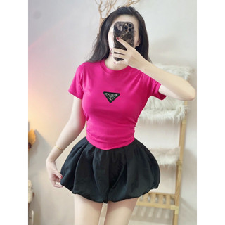 Áo croptop đính logo tam giác đen giữa chất thun bozip nhún 2 bên