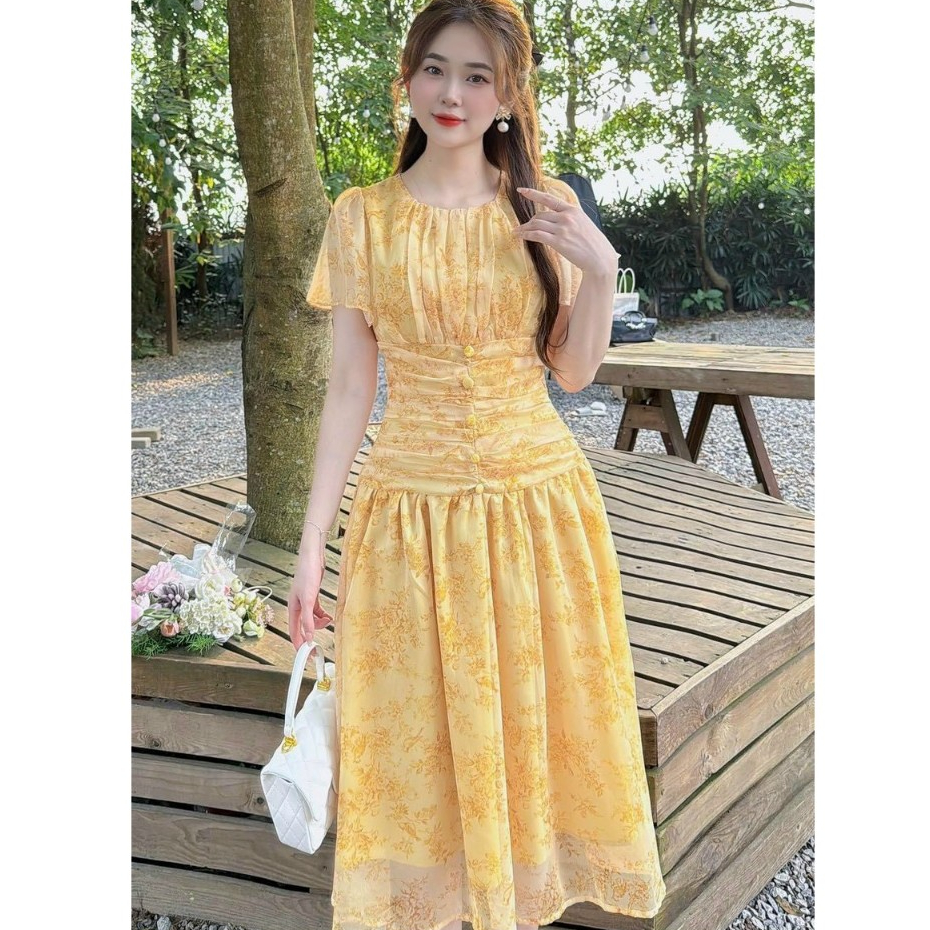 Đầm maxi dự tiệc thời trang nữ sang trọng chất voan hoa cổ tròn có mút tay ngắn nút bọc trước ngực dáng váy xếp ly