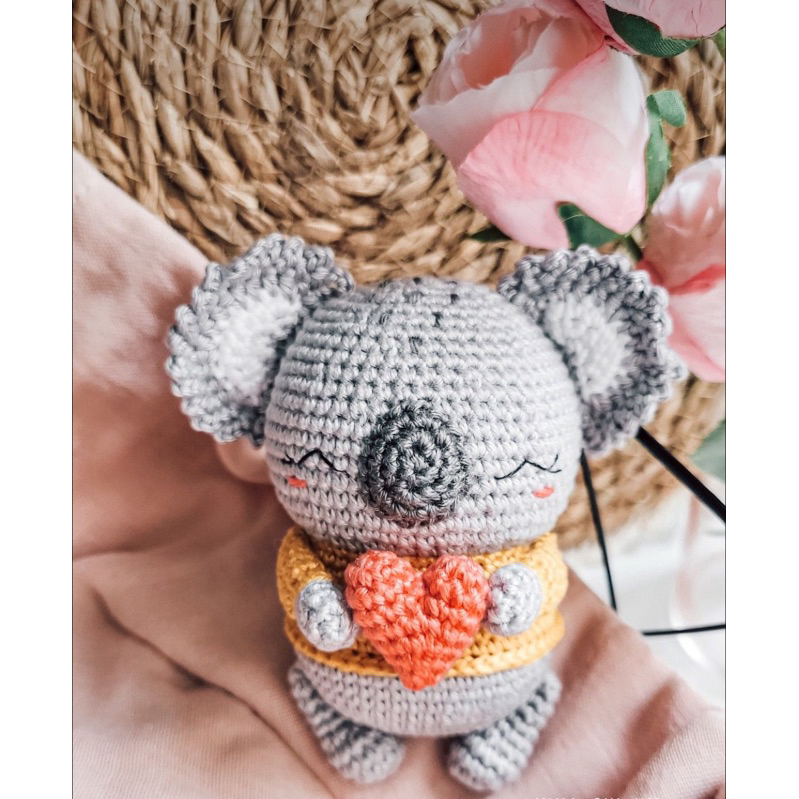 Gấu Koala ôm trái tim móc len
