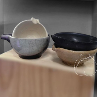 Chén rót bằng gốm